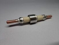 世界初※1、液体水素用高電流対応の「電流導入端子」と 「MS-8ピン端…