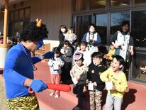 怖い鬼は外！　園児ら元気に豆まき　那須塩原のコメット保育園　ブリヂスト…