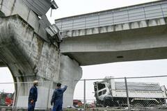 高架からダンプ20メートル転落