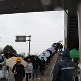 児童らが渡り初め　壬生ＩＣ前けやき歩道橋、使用開始