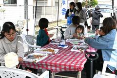 焼きたてのピザ 親子連れら堪能