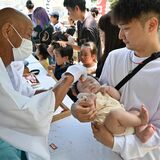 無病息災願い、子どもの額に「ペタンコ」　足利の神社で伝統行事