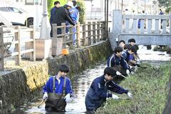 栃木高1年生 県庁堀を清掃