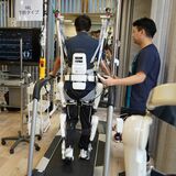 ロボットスーツでリハビリを　ファーマシー中山がケアセンター　栃木市