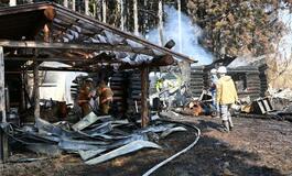 下草から延焼 木造別荘全焼