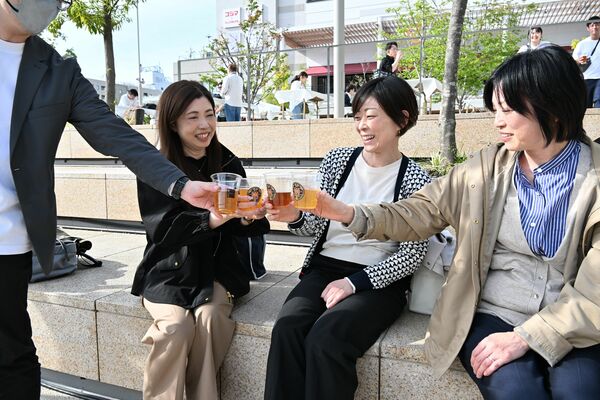 地ビールで乾杯する来場者