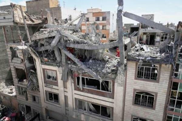 　イラン・テヘランで、攻撃を受け破壊された建物。米イスラエルによる先制攻撃から２８日で１カ月となる＝２７日（ＡＰ＝共同）