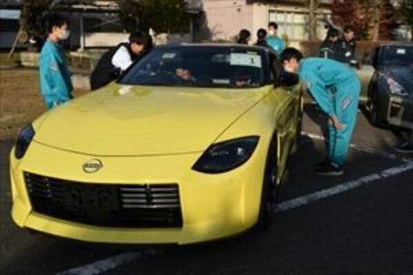 車の乗り心地を確かめる生徒
