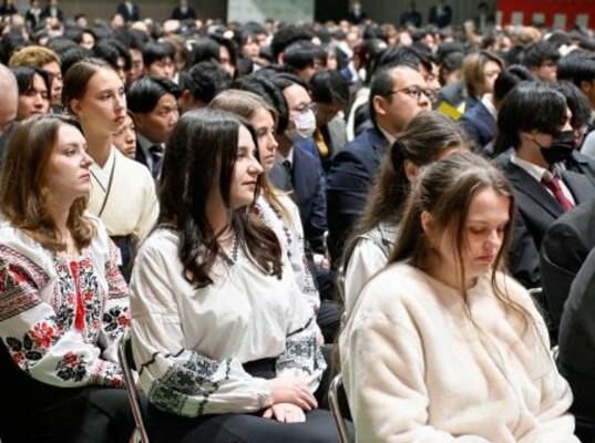 　日本経済大を卒業したマルタ・マルティンさん（手前中央）＝１０日午前、福岡県太宰府市