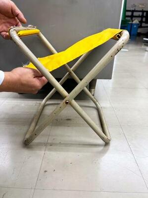 サッカーJ3岐阜対FC大阪の試合でボールボーイを務めた少年が使っていた折りたたみ式パイプいす。右手薬指が挟まれ、指先を切断した=29日(岐阜県スポーツ協会提供)