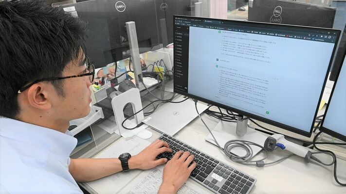 チャットＧＰＴの使い勝手を試す下野新聞記者