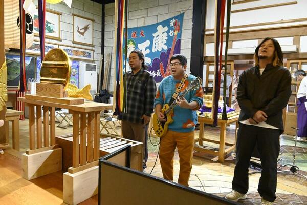 大前恵比寿神社で奉納演奏するサンボマスターの３人