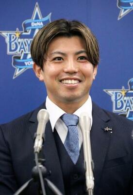 契約更改交渉を終え、記者会見するDeNAの東=18日、横浜市の球団事務所