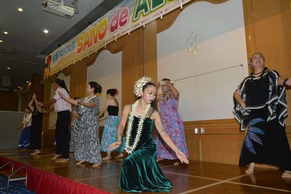 市内外のフラダンサーが踊りを披露した「佐野アロハフェス」
