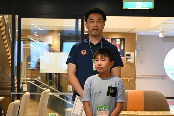 出航前の船内で自己紹介する山本さん親子＝31日午後５時50分、茨城県大洗町茨城港大洗港区