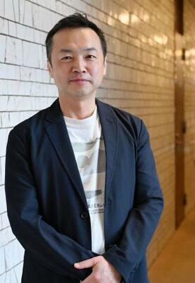 ポーズをとる加藤昌則