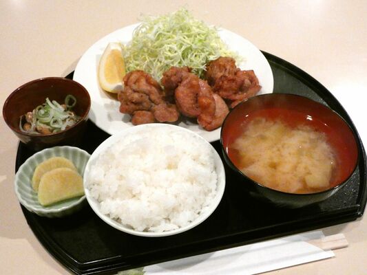 人気の鶏から定食。家庭的な味わいだ