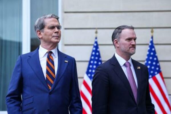 　米通商代表部（ＵＳＴＲ）のグリア代表（右）とベセント米財務長官＝１６日、パリ（ロイター＝共同）