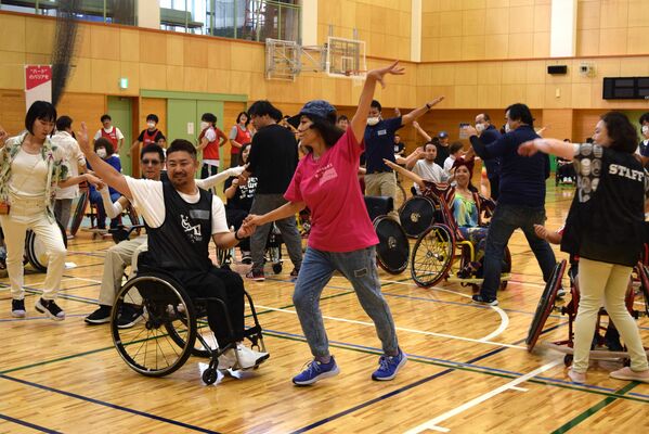 ダンスで汗を流したイベント参加者たち＝２日午後、宇都宮市若草１丁目