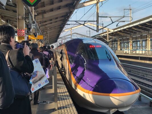 試乗会が開催された山形新幹線の新型車両「Ｅ８系」＝８日午後、ＪＲ郡山駅