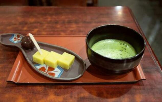 　立石舟和の芋ようかんとあんこ玉、抹茶のセット＝東京都葛飾区