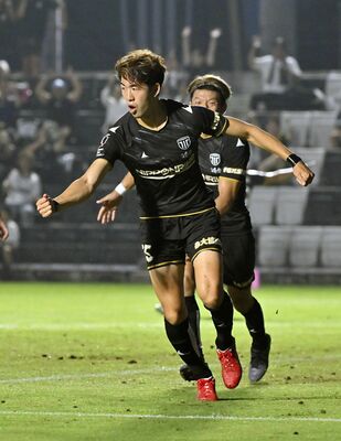 後半７分、栃木シティのＤＦ佐藤が２点目のゴールを決めてガッツポーズ