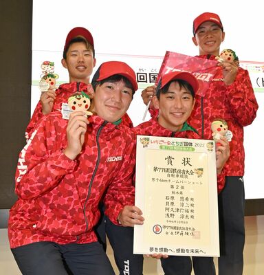 自転車男子４キロ団体追い抜きで準優勝した本県チーム＝宇都宮競輪場