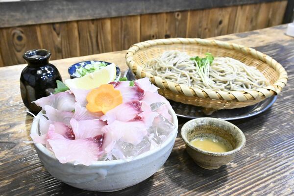 鯉のあらい（左）と寒晒しそば