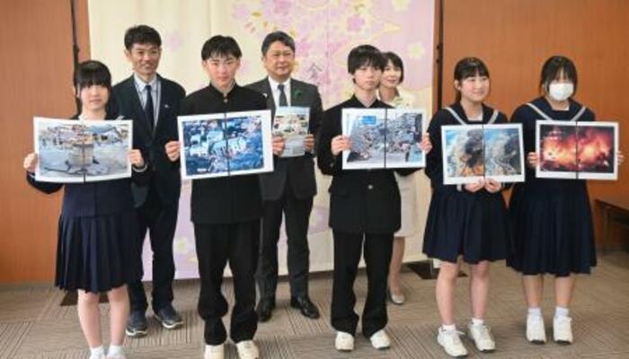 　語り部活動に挑戦した石川県輪島市立輪島中の生徒（前列）＝３０日午前、金沢市役所