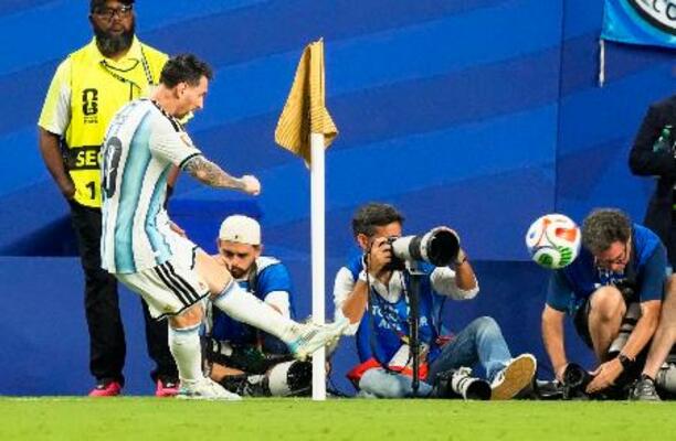 　アルゼンチン―カボベルデ　延長後半、ＣＫを放つアルゼンチンのメッシ。カボベルデのオウンゴールを誘った＝マイアミ（共同）