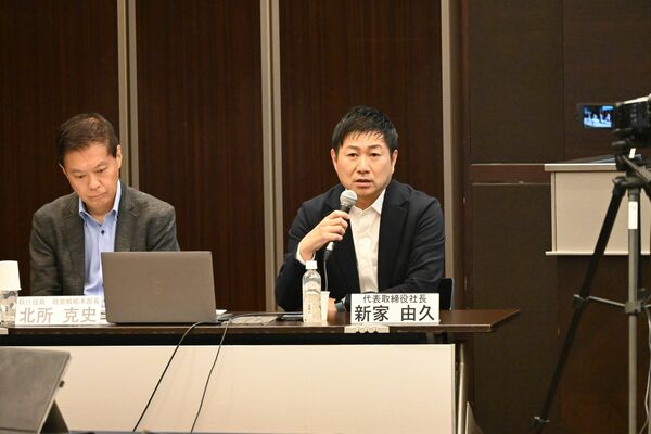 決算内容などについて説明する新家社長＝13日午後、東京都