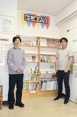 貸し本棚を設置したスローテンポ書店スタッフの手塚さん（右）と藁谷さん