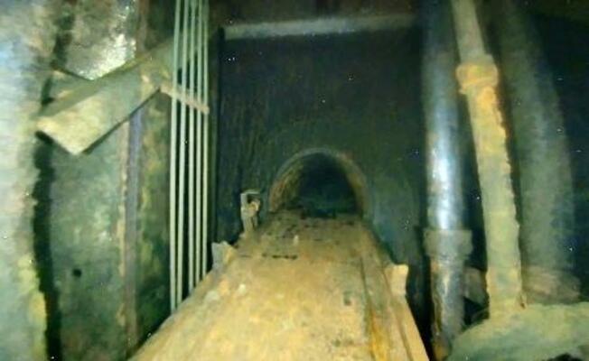 　東京電力福島第１原発３号機の原子炉格納容器の貫通部「Ｘ―６」と手前のレール（東電提供）