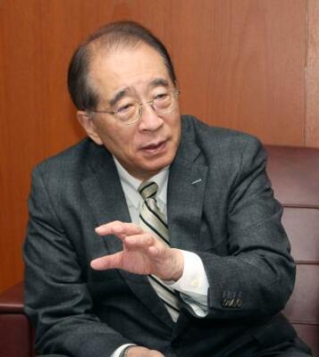 インタビューに答える大阪商工会議所の鳥井信吾会頭