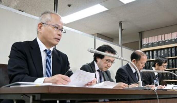 　記者会見する青山学院大の葛野尋之教授（左端）＝６日午前、東京・霞が関の司法記者クラブ