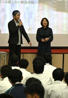 映画「宝島」について語る五十嵐さん(左)ときゃんさん