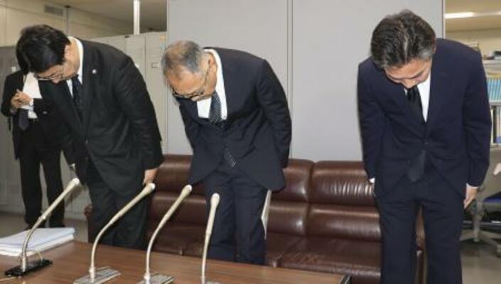 6月、記者会見で謝罪する社会福祉法人北海道共同募金会の会長(中央)ら=札幌市