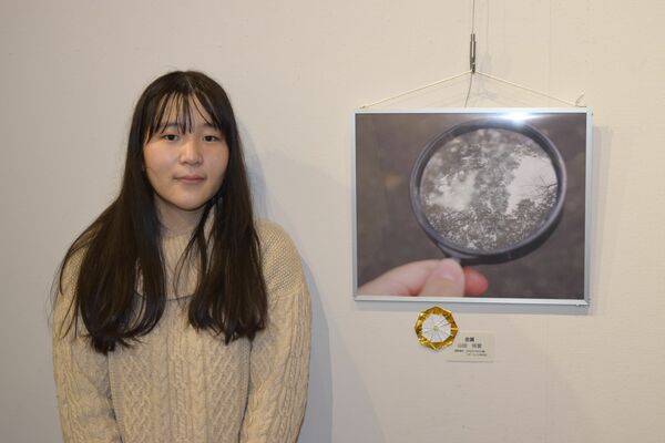 児童生徒の作品から金賞に選ばれた山田咲愛さんと作品