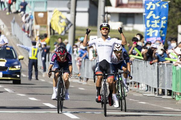わずかに及ばず２位となったブリッツェンの増田（左）＝北海道共和町（チーム提供）