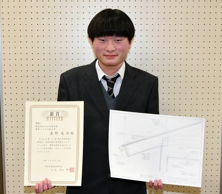 受賞作と賞状を手にする星野さん