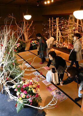 趣ある商家を彩る華道作品