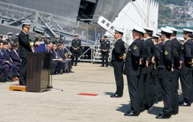 　海自の新部隊「水陸両用戦機雷戦群」の入港歓迎行事＝２３日午前、長崎県佐世保市