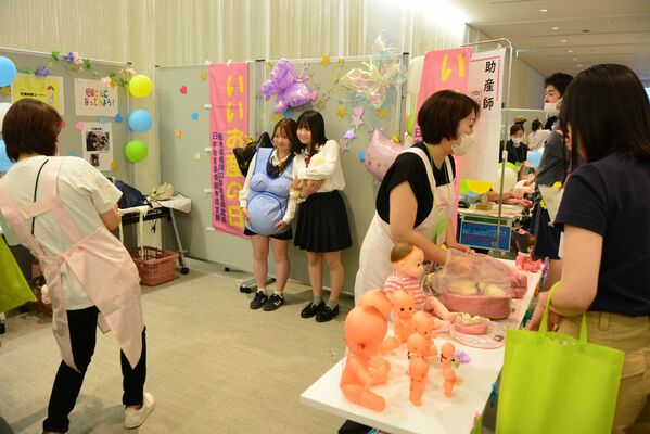 妊婦体験などのブースが設けられた会場＝17日午後、宇都宮市宮みらい