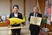 佐藤市長に黄ぶなを寄贈した村田さん（右）