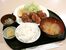 人気の鶏から定食。家庭的な味わいだ