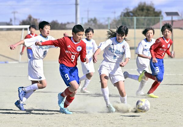 リーグ戦で熱戦を繰り広げる選手たち＝31日午前11時、真岡市小林