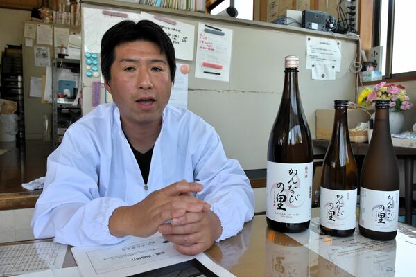 「かんなびの里」リブランドでインタビューに応じる小嶋さん＝塩谷町