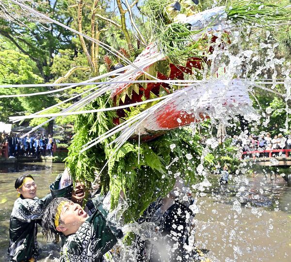 豪快にしぶきを上げる蛇＝５日午後０時50分、小山市間々田