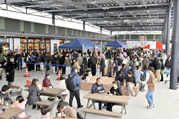 グランドオープン初日を迎え、多くの来場客でにぎわった「フレスポうつのみや市場」