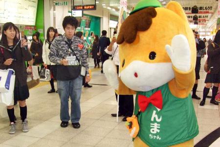 　ＪＲ高崎駅に登場した群馬県のキャラクター「ぐんまちゃん」＝２０１２年